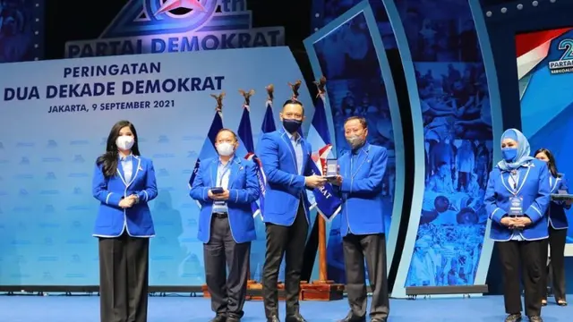 Ketua Umum Partai Demokrat Agus Harimurti Yudhoyono (AHY) memberikan penghargaan kepada 35 pendiri dan fungsionaris senior partainya.
