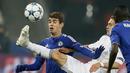 Pemain Dynamo Kiev, Vitaliy Buyalskiy (kanan), berebut bola dengan pemain Chelsea, Oscar, dalam lanjutan Grup G Liga Champions di Stadion Olympic, Kiev, Ukraina, Rabu (21/10/2015) dini hari WIB. (EPA/Sergey Dolzhenko)