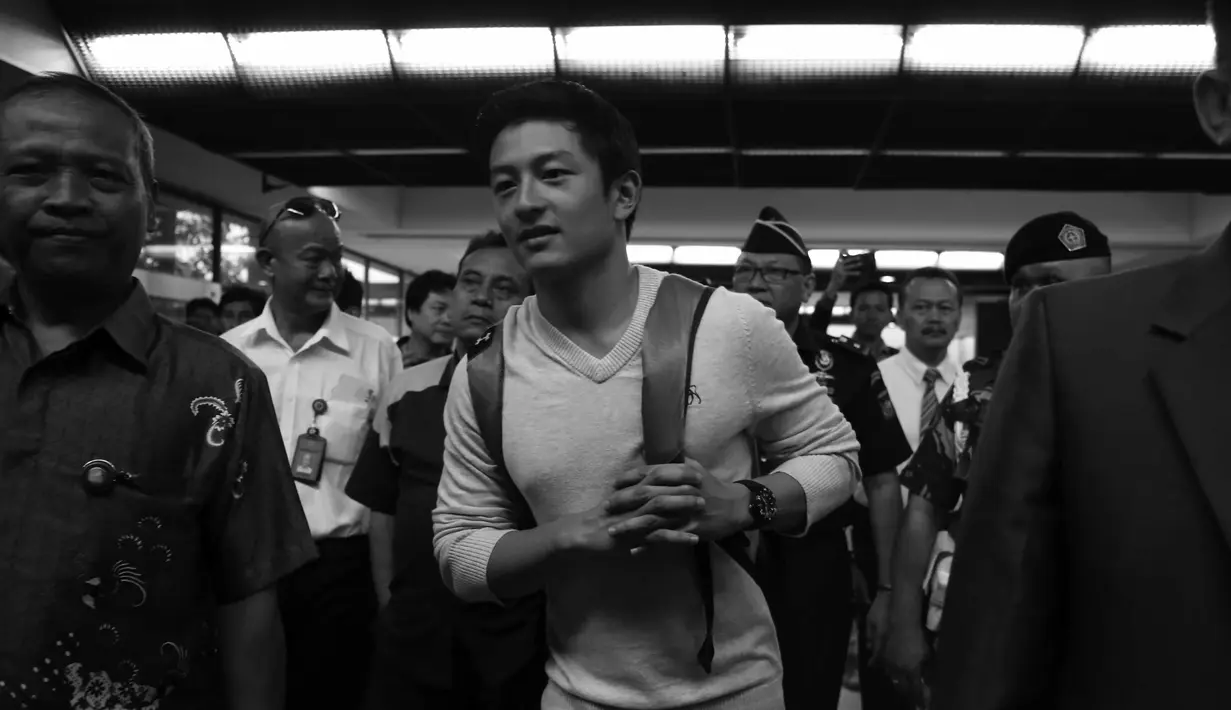 Pebalap Nasional, Rio Haryanto saat tiba di Bandara Soekarno-Hatta, Cengkareng, Tangerang, Rabu (2/11/2015). (Bola.com/Nicklas Hanoatubun)