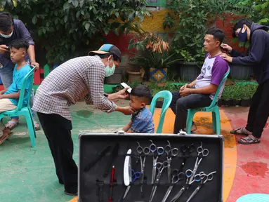 Sejumlah remaja mengikuti pelatihan cukur rambut di Tangerang, Banten, Rabu (18/11/2020). Pelatihan tersebut gratis bagi keluarga tidak mampu. (Liputan6.com/Angga Yuniar)