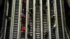 Penumpang tiba di stasiun kereta api Beijing Barat menjelang liburan Tahun Baru Imlek di Beijing, Kamis (27/1/2022). Tahun Baru Imlek 2022 yang jatuh pada 1 Februari mendatang akan jadi tahun shio macan. (AFP/Noel Celis)