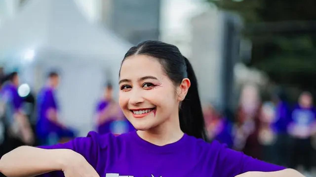 Penampilan Prilly saat ikut dalam event lari juga menarik perhatian netizen. Ia terlihat mengenakan riasan bertema horor pada bagian mata dan mulut.