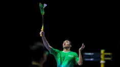 Jonatan Christie dari tim Blitzers mengembalikan kok ke arah Kodai Naraoka dari tim Rockets dalam laga Badminton XL 2025 di Istora Senayan, Jakarta, Jumat (03/10/2025). (Bola.com/Bagaskara Lazuardi)