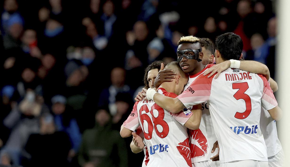 Pemain Napoli, Victor Osimhen, merayakan gol ke gawang cremonese bersama rekannya pada laga Liga Italia di Stadion Diego Armando Maradona, Minggu (12/2/2023). Napoli menang tiga gol tanpa balas atas cremonese. (Alessandro Garofalo/LaPresse via AP)