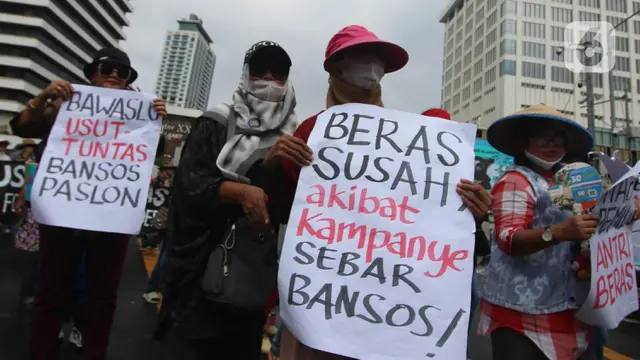 Massa Protes Kenaikan Harga Beras di Depan Gedung Bawaslu