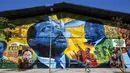 Seorang pria melewati mural Sonhos de Liberdade yang dibuat seniman Acme, yang menghormati para pemimpin perjuangan untuk kesetaraan ras, di distrik seni Porto di Rio de Janeiro, 17 November 2021. Brasil menyambut Hari Kesadaran Kulit Hitam yang diperingati setiap 20 November. (AP Photo/Bruna Prado)