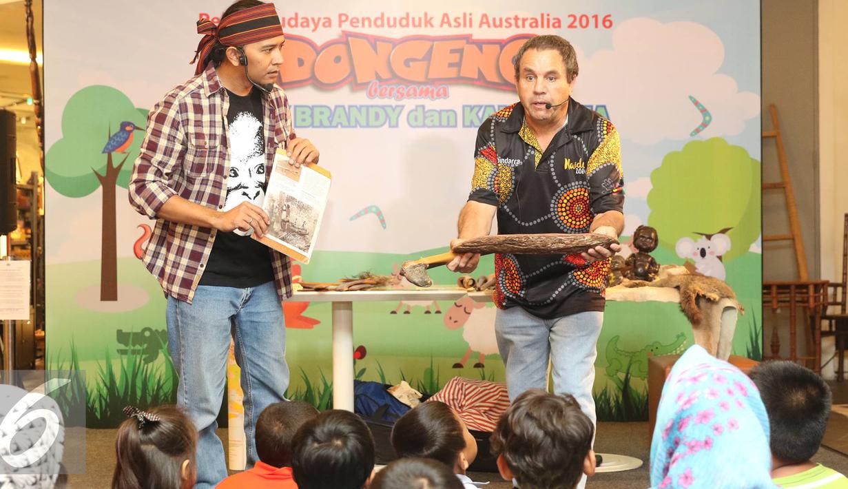 Pendongeng Australia dan Indonesia Larry Brandy (kanan), Kak Resha menghibur anak-anak dalam acara Pekan Budaya Penduduk Asli Australia di Jakarta, (16/7). Acara bertema 'Songlines: The Living Narrative of Our Nation'. (Liputan6.com/Immanuel Antonius)