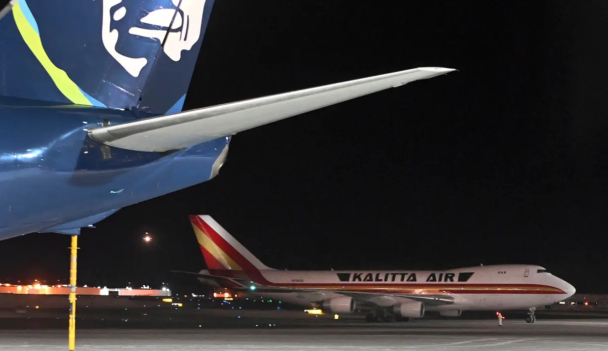 Pesawat yang mengangkut warga dan diplomat Amerika Serikat (AS) tiba di Ted Stevens Anchorage International Airport, Alaska, Selasa (28/1/2020). AS menyewa pesawat untuk mengevakuasi 240 warga dan diplomatnya dari Wuhan sehubungan dengan wabah virus corona. (Bill Roth/Anchorage, Daily News via AP)