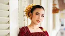 Cantiknya Mahalini ibalut kebaya Bali berwarna merah yang penuh payet. Padu pada dengan kain batik merah dan selendang polos yang juga berwarna merah, serta berbagai aksesori emas, seperti hair piece, bros, anting, dan cincin mempermanis penampilan Mahalini secara keseluruhan. [Foto: Instagram/mahaliniraharja]