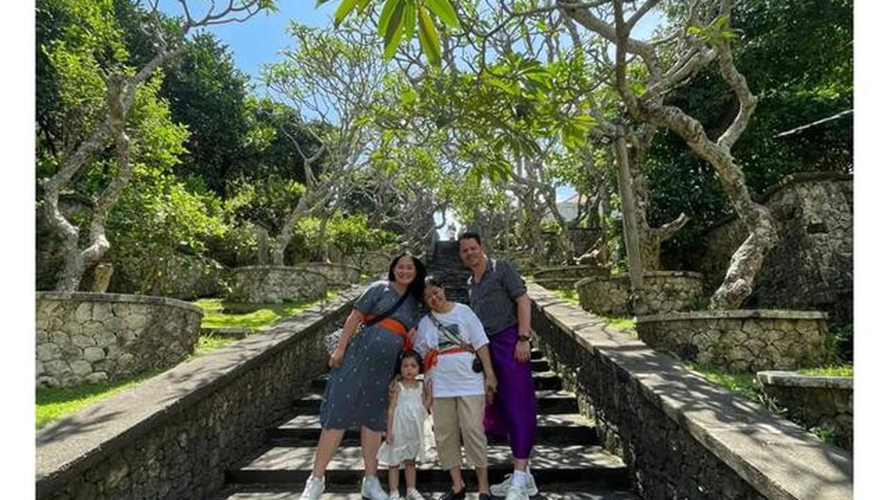 5 Potret Gracia Indri Diduga Hamil Anak Kedua, Pamer Baby Bump Liburan di Bali