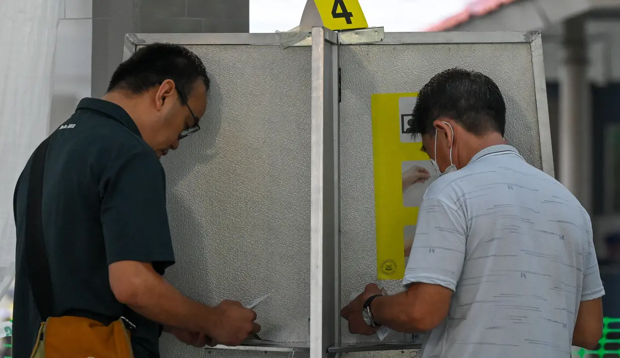 Pemungutan suara diawasi ketat sebagai indikasi dukungan terhadap partai berkuasa setelah serangkaian skandal politik. (Roslan RAHMAN / AFP)