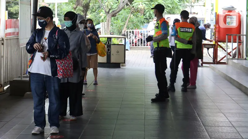 FOTO: Tes Antigen Penumpang KRL di Stasiun Manggarai