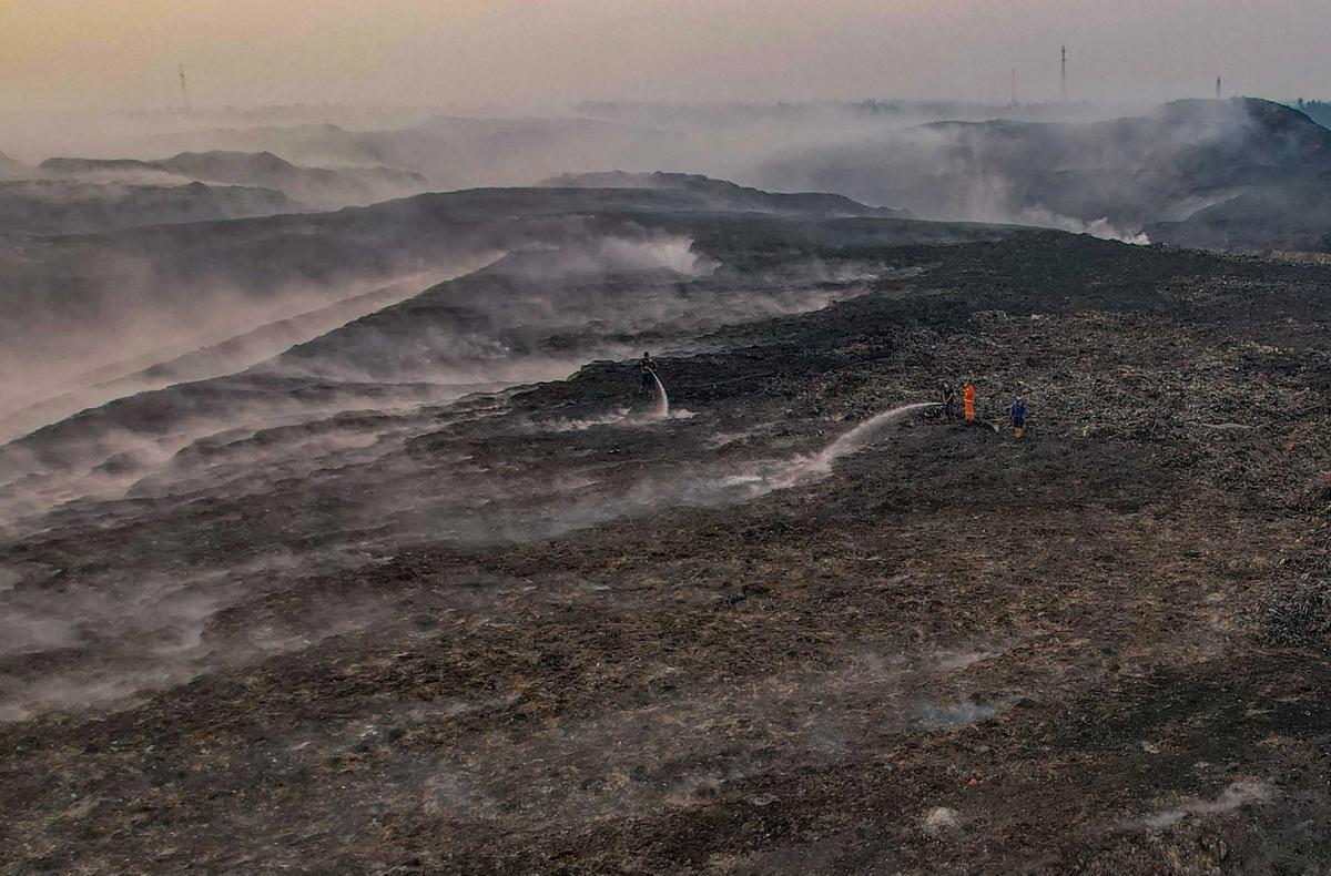 FOTO: Hari Kedelapan Kebakaran TPA Jatiwaringin Belum Padam