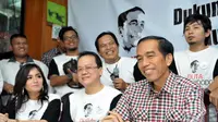 Beberapa artis berpose bersama dengan Jokowi di kantor Nagaswara, Jalan Johar, Gondangdia, Jakarta, Jumat (30/5/2014) (Liputan6.com/Panji Diksana)