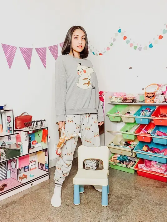 “Mereka udah nyari baik yg BPJS maupun yg berbayar. Kosong. Tadi pagi, aku minta tlg tim ku di Jakarta tlp beberapa apotik dan RS besar. Hasilnya: kosong," jelas Denada. (Instagram/denadaindonesia)