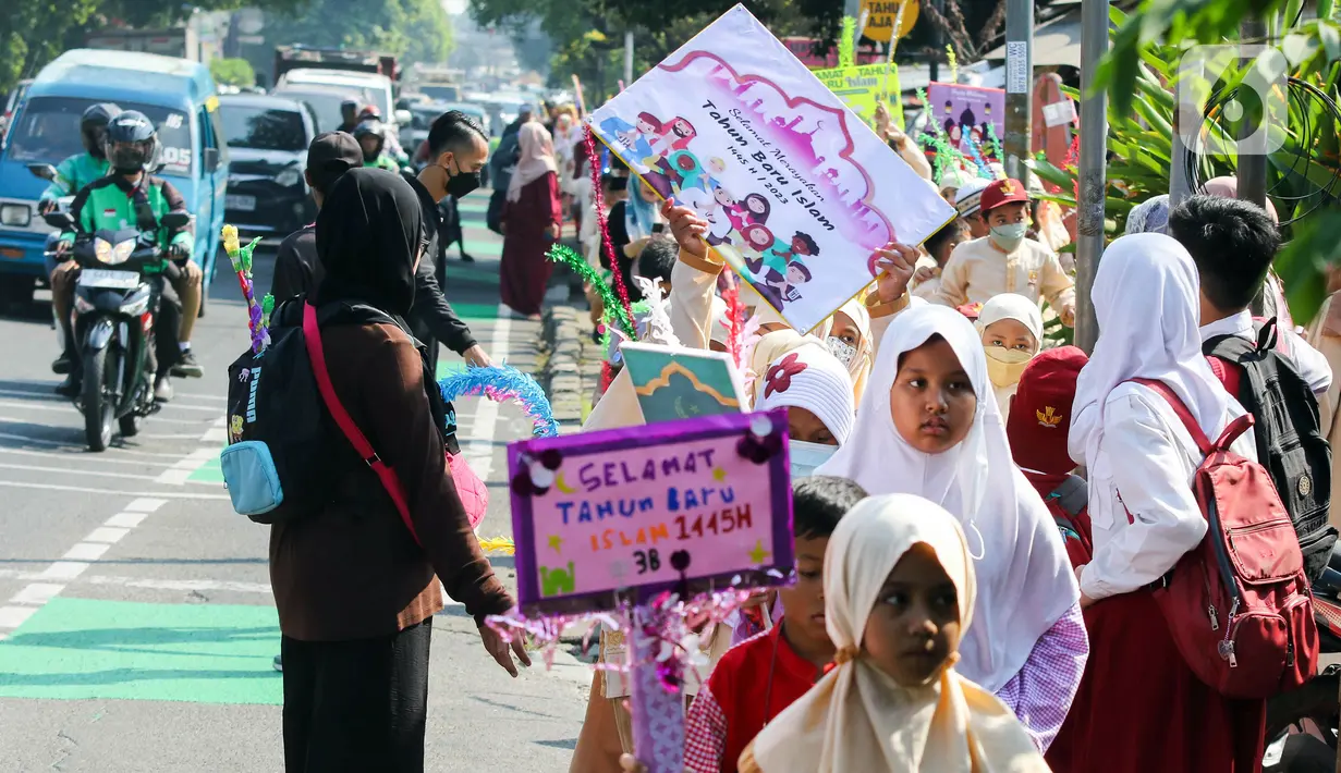 Pawai dilakukan dengan berjalan di trotoar jalan raya. (Liputan6.com/Herman Zakharia)