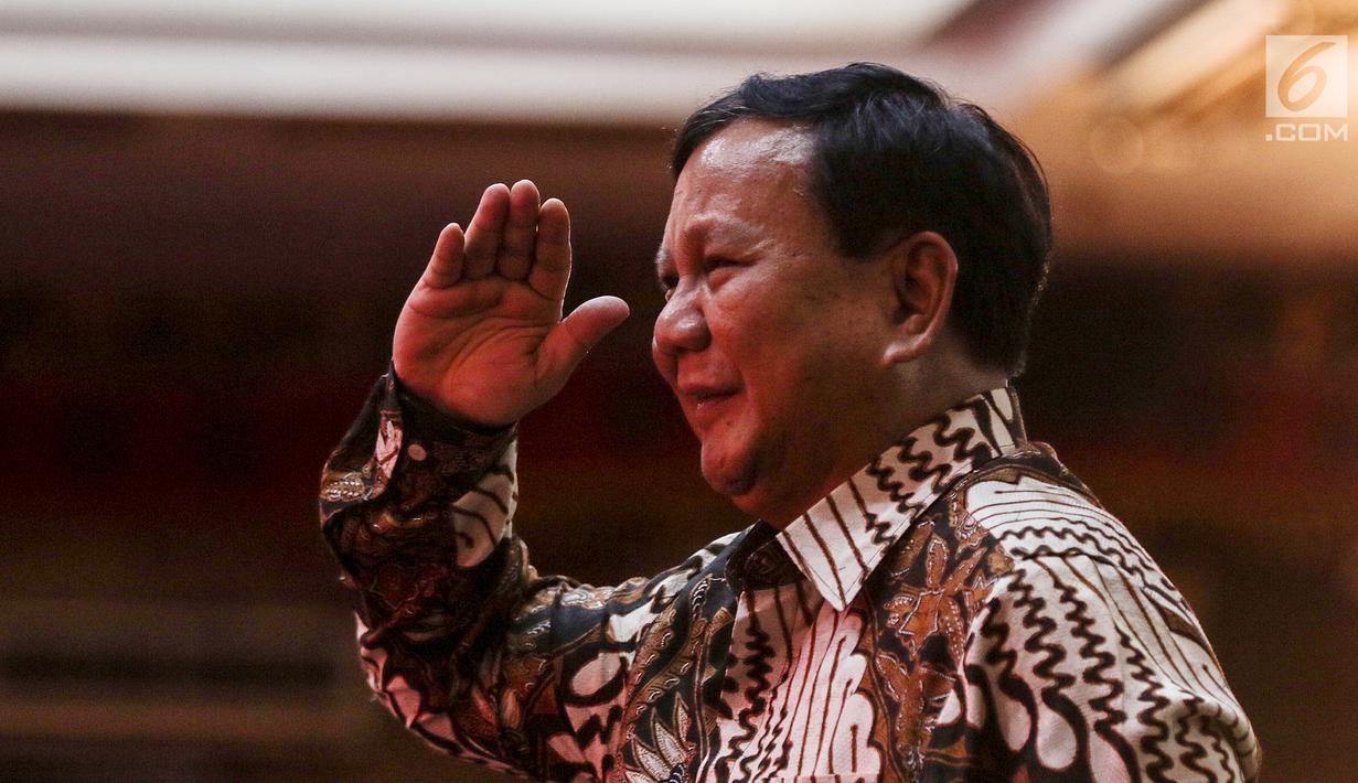 Ketua Umum Partai Gerindra Prabowo Subianto memberi hormat saat menghadiri Kongres V PDIP di Bali, Kamis (8/8/2019). Kedatangan Prabowo cukup bikin heboh peserta Kongres PDIP. (Liputan6.com/JohanTallo)