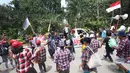 Massa pendukung Basuki T Purnama (Ahok) meneriakkan yel-yel di depan Gedung Kementerian Pertanian, Jakarta, Rabu (29/3). Dalam sidang ke-16 tersebut tim kuasa hukum menghadirkan 7 saksi ahli untuk meringankan Ahok. (Liputan6.com/Immanuel Antonius)