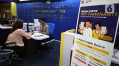 Petugas melayani wajib pajak di Kantor Pelayanan Pajak Pratama Jakarta Tanah Abang Tiga di Jakarta, Selasa (5/3/2024). (Liputan6.com/Angga Yuniar)