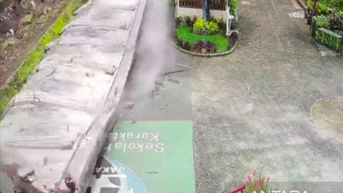 Tembok SMPN 182 Jakarta Ambruk, Diduga Akibat Struktur Tanah Labil