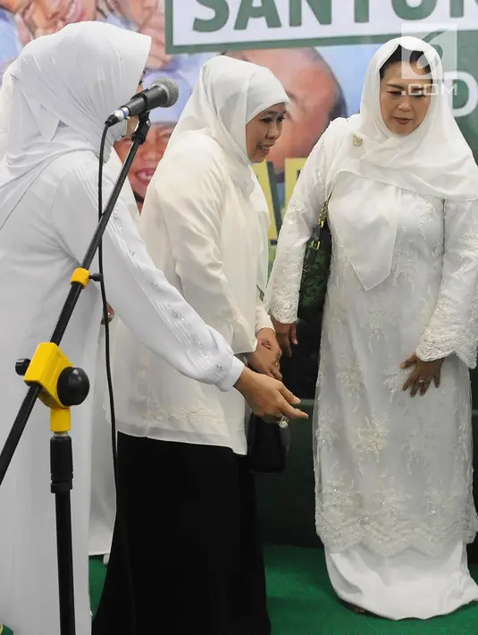Ketua Umum Muslimat NU Khofifah Indar Parawansa (tengah) bersama Ketua Panitia Harlah ke-73 Muslimat NU Yenny Wahid (kanan) saat menghadiri doa bersama dan santunan anak yatim di kompleks SUGBK, Jakarta, Sabtu (26/1). (Liputan6.com/Herman Zakharia)