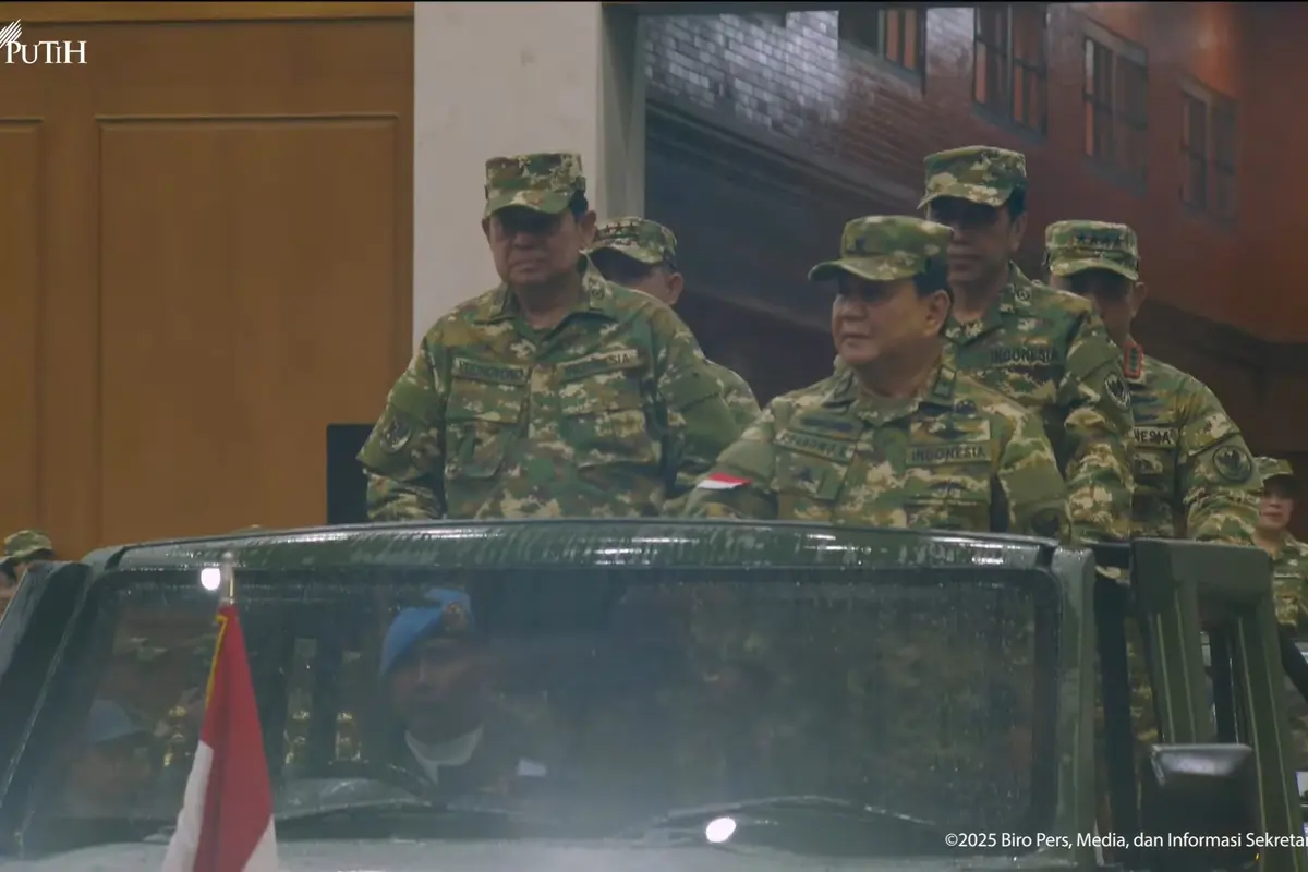 Presiden Prabowo Subianto memimpin Upacara Parade Senja dan Penurunan Sang Merah Putih di Lapangan Pancasila, Akademi Militer (Akmil) Magelang Jawa Tengah, Kamis (27/2/2025) (YouTube Setpres)