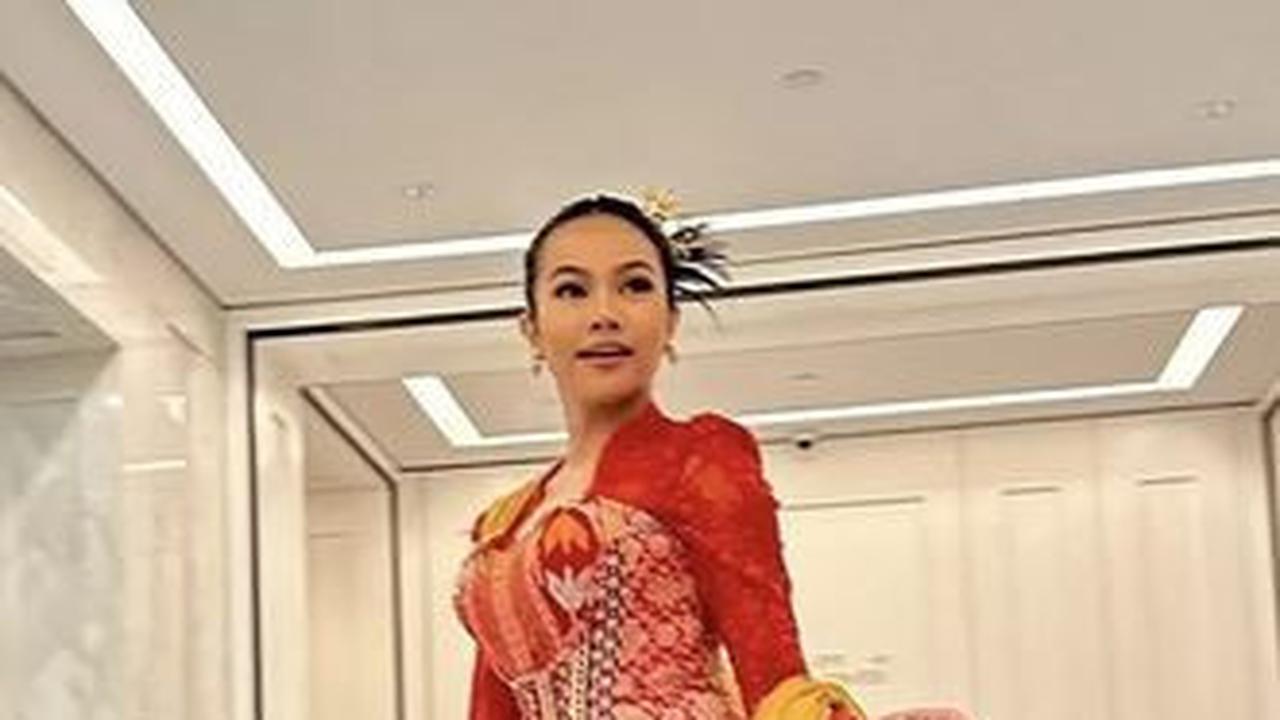 7 Inspirasi Baju Batik Kombinasi untuk Pesta Pernikahan ala Artis, dari Yura Yunita hingga Nadine Chandrawinata