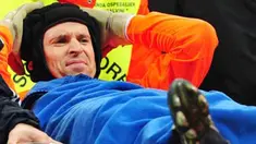 Kiper Chelsea Petr Cech meninggalkan lapangan dengan ditandu menyusul cedera yang dialaminya di laga leg pertama babak 16 besar Liga Champions lawan Inter Milan di San Siro Stadium, 24 Februari 2010. AFP PHOTO / Giuseppe Cacace 
