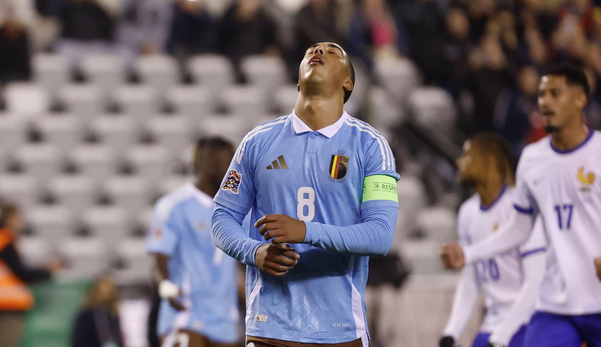 Ekspresi kecewa pemain Belgia, Youri Tielemans setelah gagal mencetak gol melalui tendangan penalti ke gawang Prancis pada laga lanjutan UEFA Nations League A grup 2 yang berlangsung di King Baudouin stadium, Brussels, Belgia, Selasa (15/10/2024) dini hari WIB. (AP Photo/Geert Vanden Wijngaert)