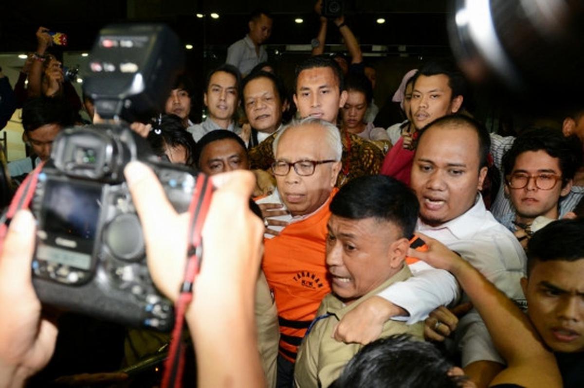 Keluar sebagai tahanan KPK, OC Kaligis dikerubungi wartawan