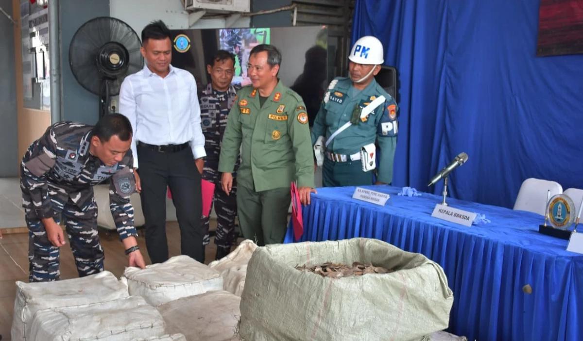 FOTO: TNI AL Gagalkan Penyelundupan Sisik Trenggiling di Perairan Banten