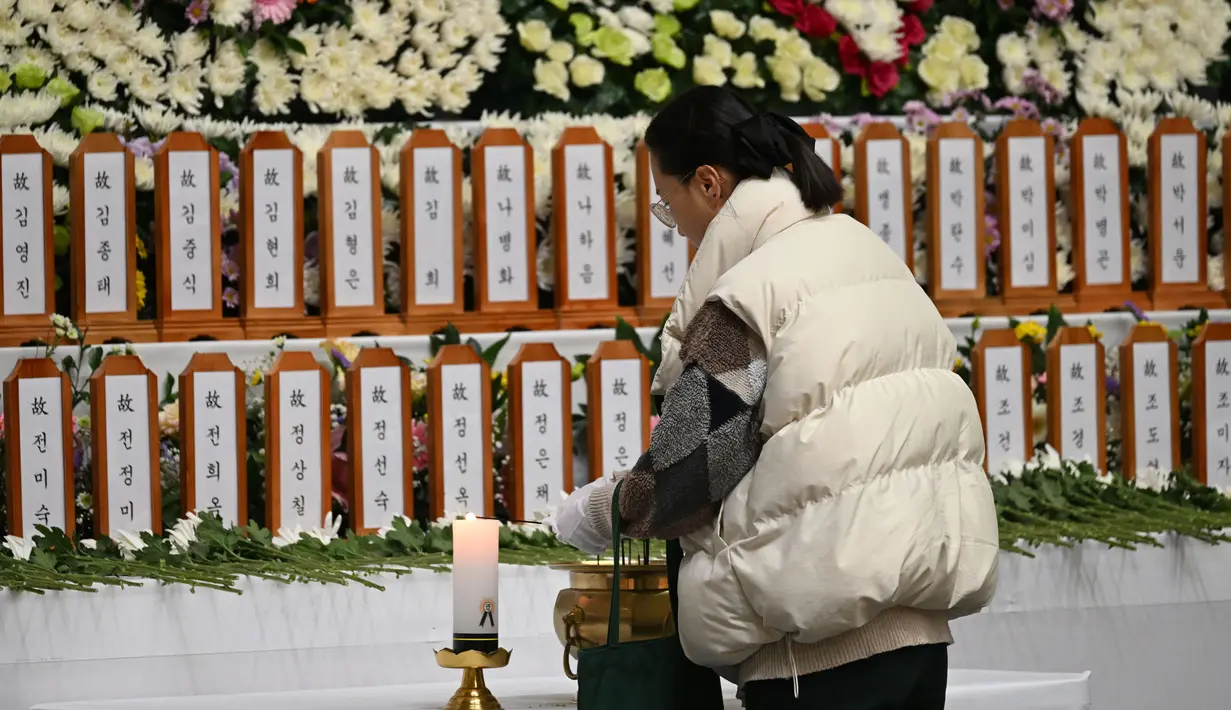Masa berkabung nasional terkait insiden kecelakaan tragis yang menewaskan ratusan pesawat penumpang Jeju Air di Bandara Internasional Muan, Provinsi Jeolla Selatan, Korea Selatan. (JUNG YEON-JE/AFP)