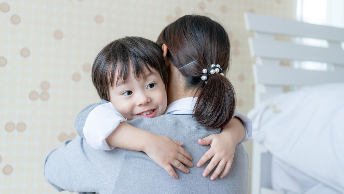 7 Cara Membantu Anak Berkomunikasi agar Tidak Gampang Ngambek