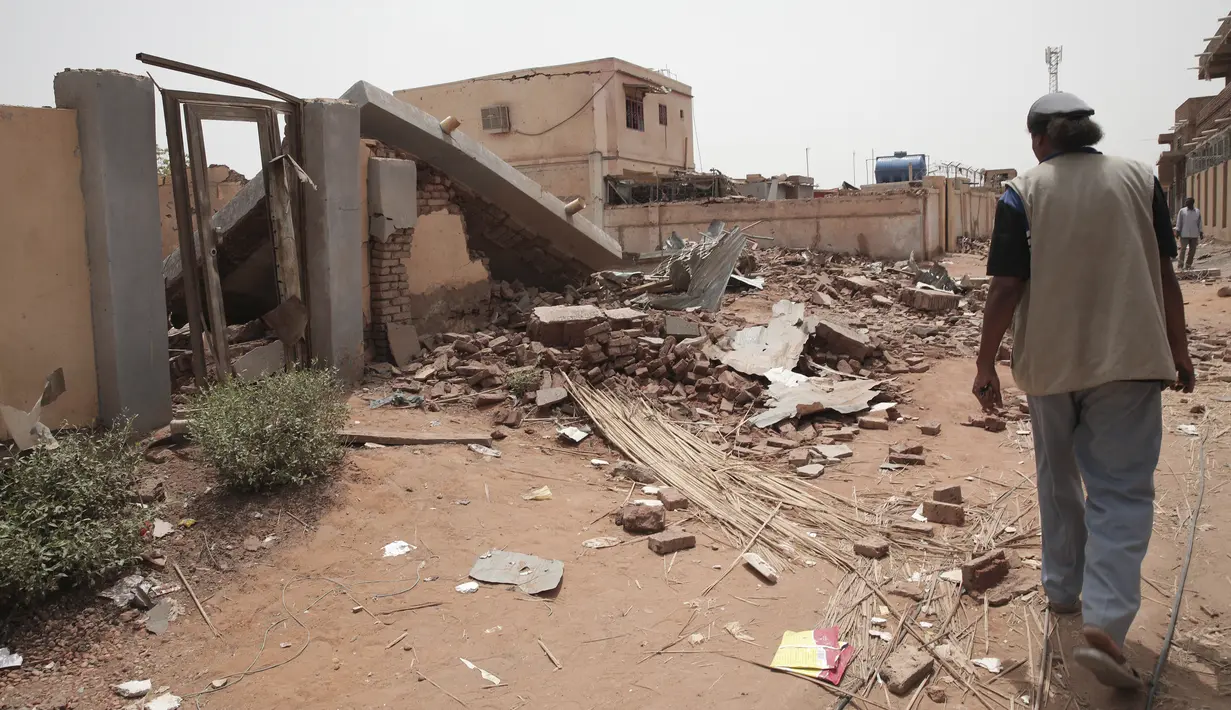 Perang saudara di Sudan membuat rumah-rumah warga hancur. Warga pun menyaksikan rumah mereka jadi puing-puing.  (AP Photo/Marwan Ali)