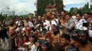 Menteri Perhubungan Budi Karya Sumadi dan Wagub Jawa Timur, Saifullah Yusuf berfoto bersama atraksi tarian reog Ponorogo saat menghadiri acara peresmian Terminal Bus Tipe A Seloaji di Kabupaten Ponorogo, Jawa Timur, Jumat (3/2). (Liputan6.com/Johan Tallo)