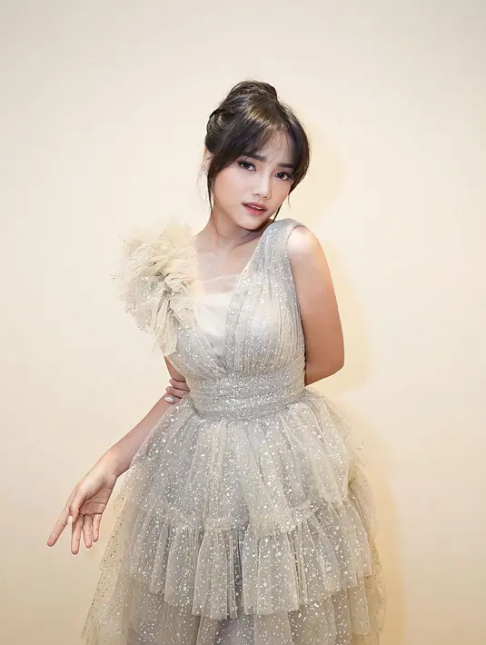 Penampilan Fuji yang super cantik dengan dress berkilauan. Fuji memilih dress bernuansa keemasan tanpa lengan, dengan detal tambahan attachment di bagian salah satu bahunya. [Foto: Instagram/fuji_an]