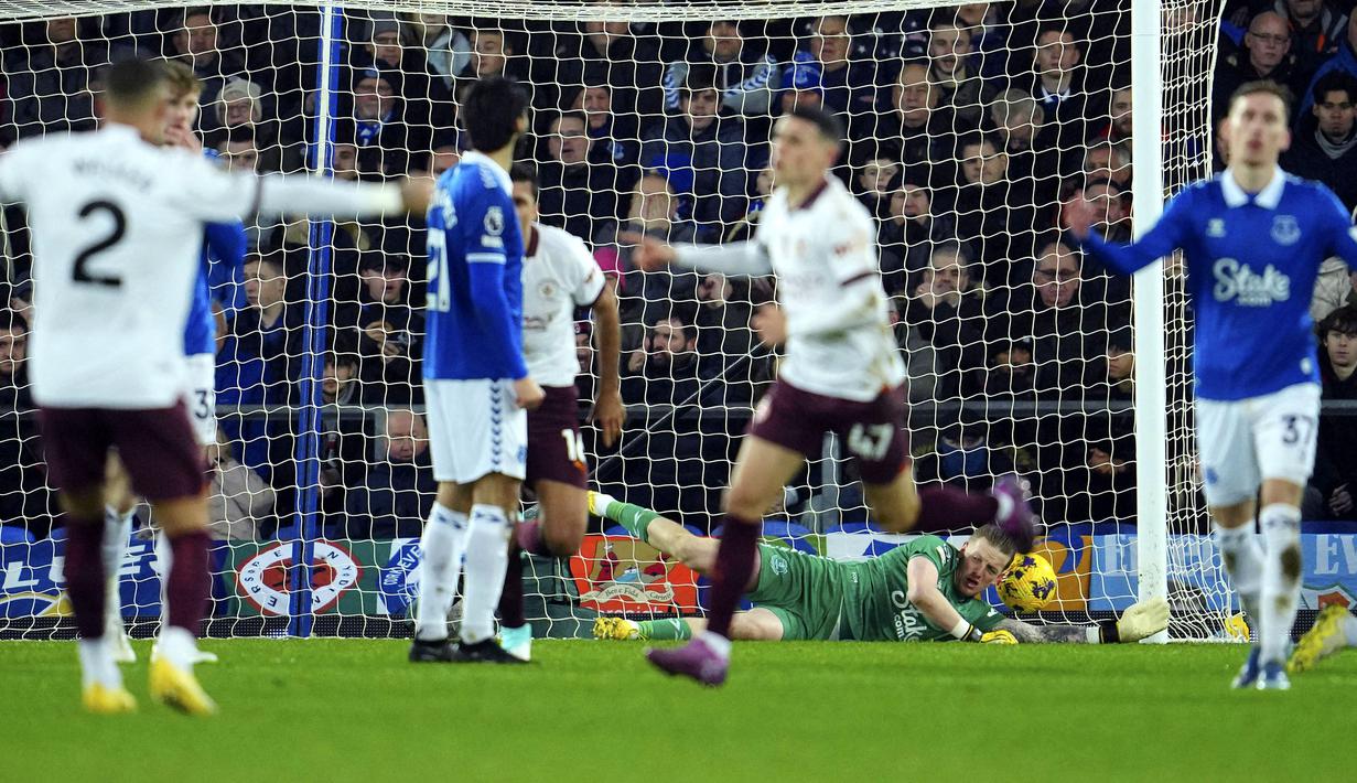 Kiper Everton, Jordan Pickford (kedua kanan) gagal menghalau tendangan dari pemain Manchester City, Phil Foden pada laga lanjutan Liga Inggris 2023/2024 di Goodison Park, Liverpool, Inggris, Kamis (28/12/2023) dini hari WIB. (AP Photo/Jon Super)