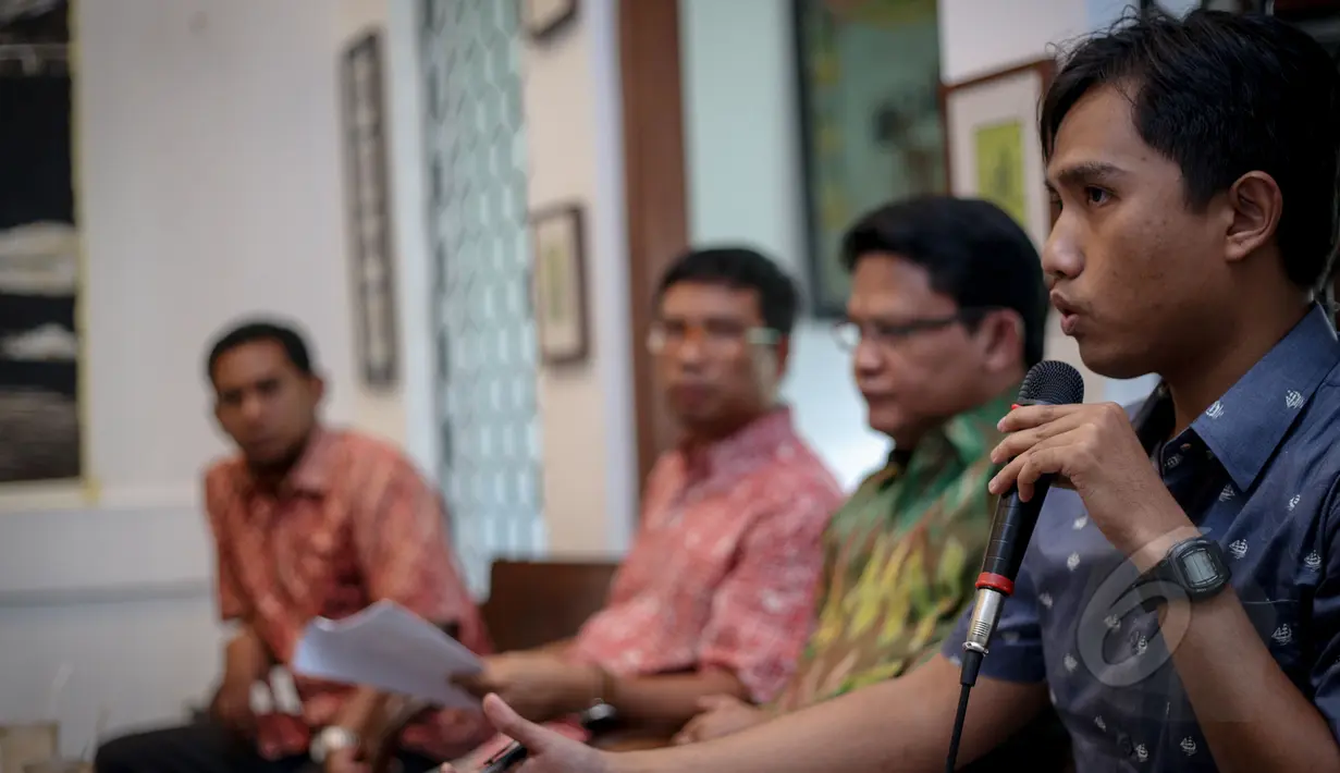 Peneliti ILR Refki Saputra (kanan) berbicara saat diskusi terkait Putusan Mahkamah Konstitusi di Jakarta, Jumat (8/5/2015). Diskusi membahas tentang Wajah Baru Praperadilan Pasca Putusan Mahkamah Konstitusi. (Liputan6.com/Faizal Fanani)