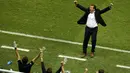Pelatih Timnas Belgia, Marc Wilmots merayakan kemenangan timnya atas AS 2-1 di laga 16 besar Piala Dunia 2014 di Stadion Fonte Nova, Salvador, (2/7/2014). (REUTERS/Ruben Sprich)