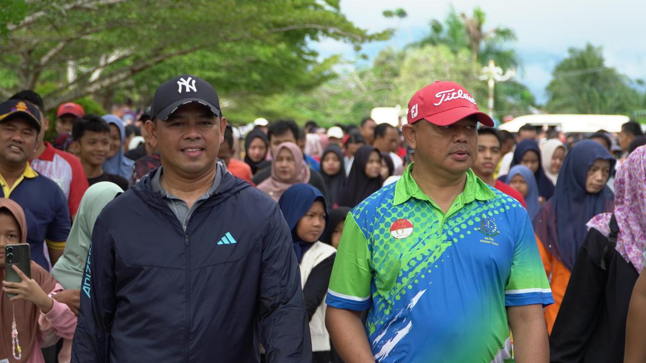 Kapolres Jalan Sehat Bersama Ribuan Warga Dalam Rangka HUT Rohul Ke 25