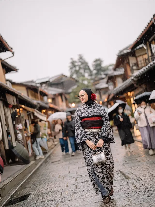 Babymoon di Jepang, Zaskia Sungkar dan Irwansyah Tampil Serasi dalam Balutan Kimono Hitam Putih