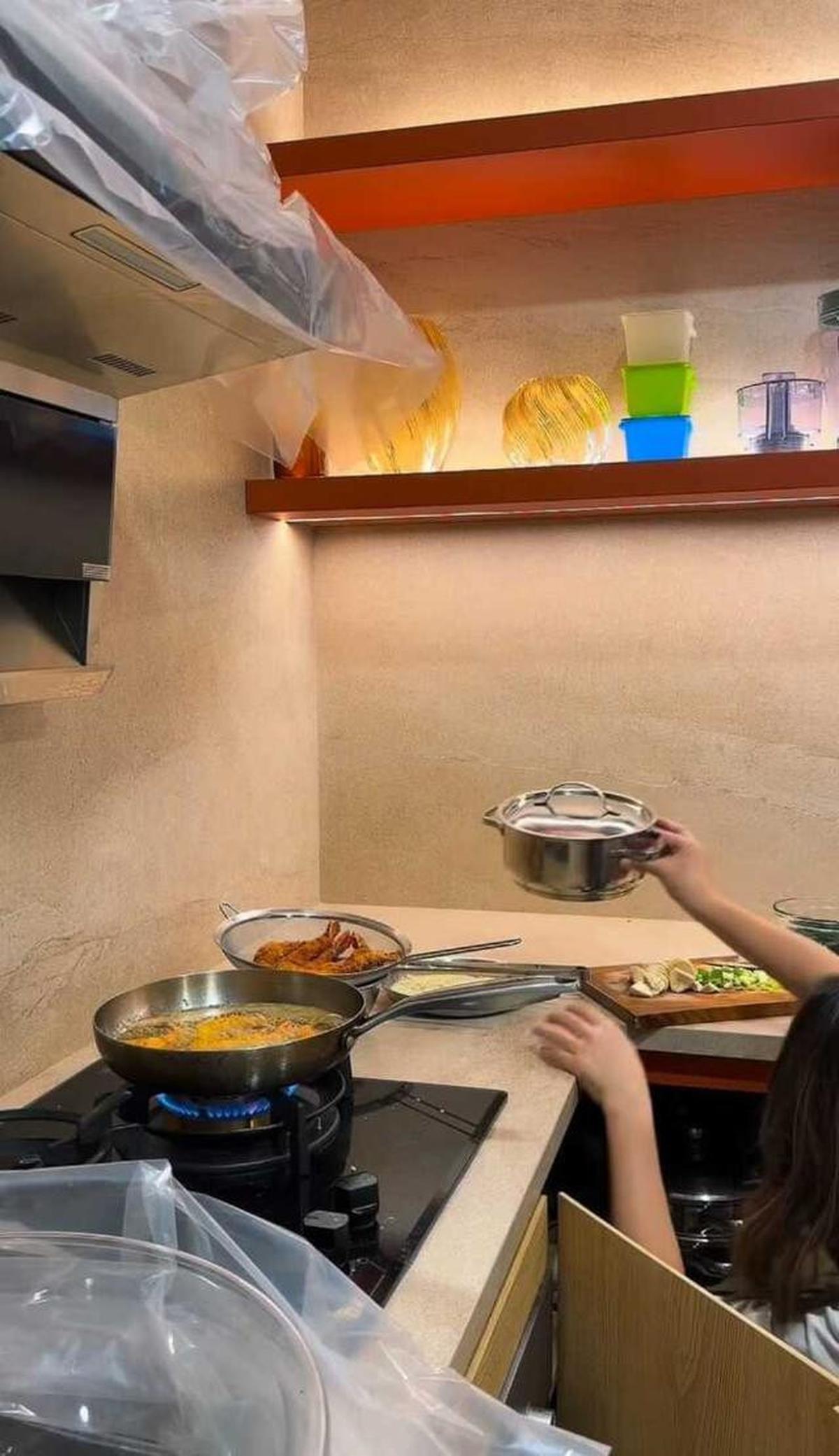 Potret Dapur Rumah Putri Titian, Inspirasi Open Kitchen Fungsional untuk Keluarga Modern