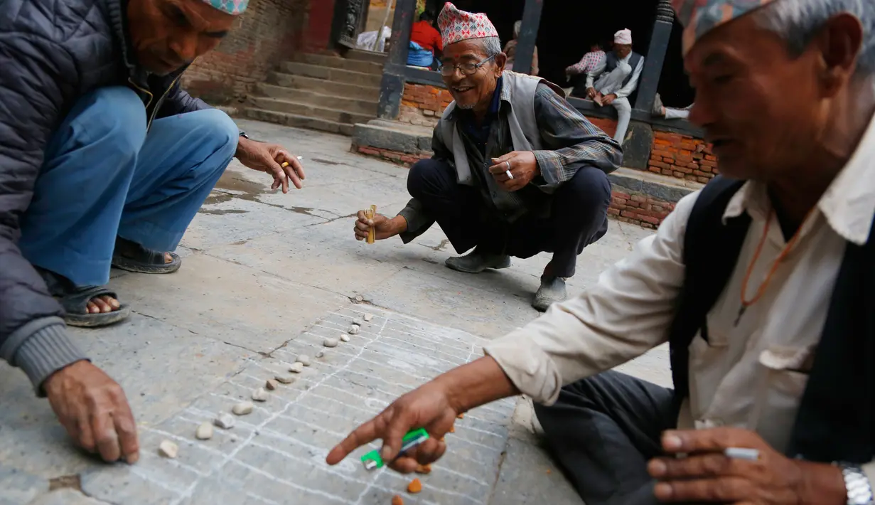 Sejumlah lansia Nepal memainkan permainan tradisional Kashi Pyachha di Bhaktapur, Nepal (30/5). Permainan ini hampir hampir punah dan hanya populer di kalangan generasi yang lebih tua di Nepal. (AP/Niranjan Shrestha)