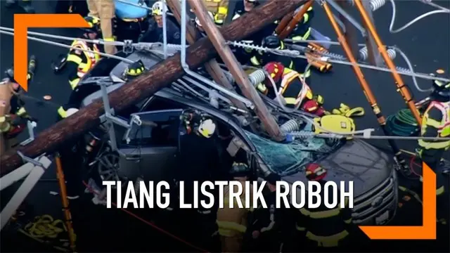 Sebuah tiang listrik roboh dan menimpa mobil SUV di Seattle. Korban yang yang merupakan pasangan suami istri itu selamat dan hanya mengalami luka gores serta memar.