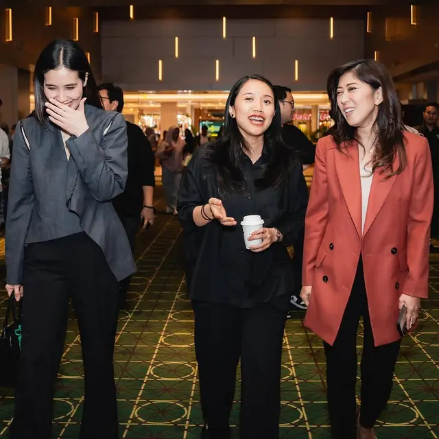 6 Potret Menkomdigi Meutya Hafid Nobar Film 2nd Miracle in Cell No 7 Bareng Pemain