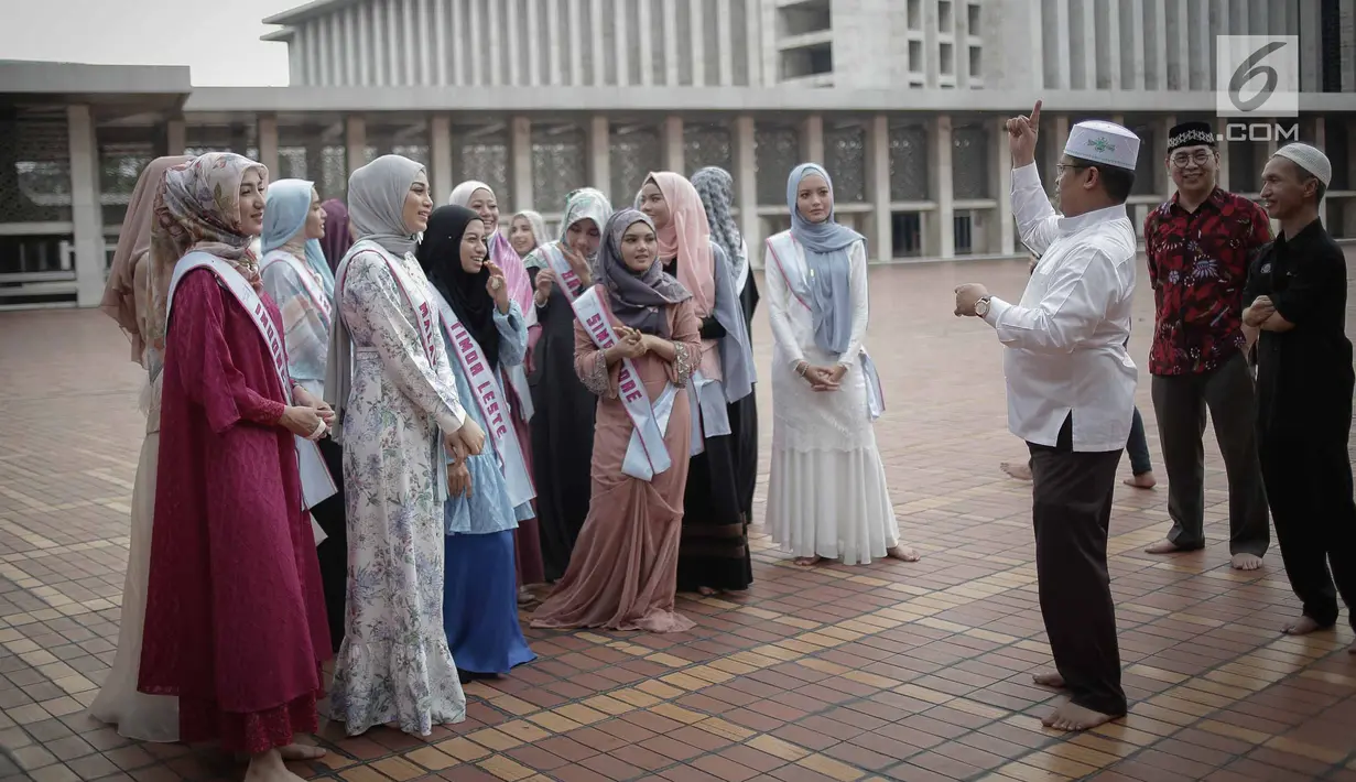 Kepala Protokol Masjid Istiqlal, Abu Hurairah, Corporate Secretary SCM Gilang Iskandar bersama peserta Puteri Muslimah Asia 2018 saat tour Mesjid Istiqlal, Jakarta, Kamis (3/4). (Liputan6.com/Faizal Fanani)