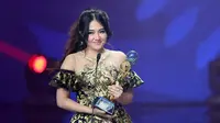 Penyanyi pendatang baru Via Vallen berhasil menyingkirkan penyanyi dangdut Ayu Ting Ting. Via menyabet penghargaan sebagai Penyanyi Dangdut Wanita Terpopuler lewat ajang Indonesian Dangdut Awards 2017 (IDA 2017). (Bambang E. Ros/Bintang.com)