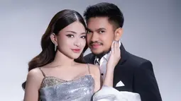 Nathalie Holscher dan Aripat Unggah Foto Berlatar Biru, Isyarat Pernikahan Semakin Dekat?