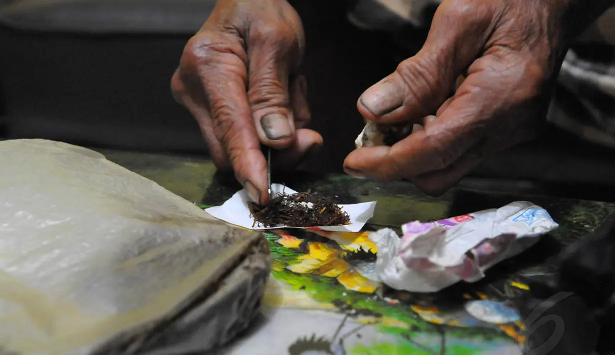 Ritual yang biasa dilakukan setiap malam Selasa kliwon dan malam Jum'at kliwon ini bertujuan memohon keselamatan, Senin (05/05/14). (Liputan6.com/Andrian M Tunay)