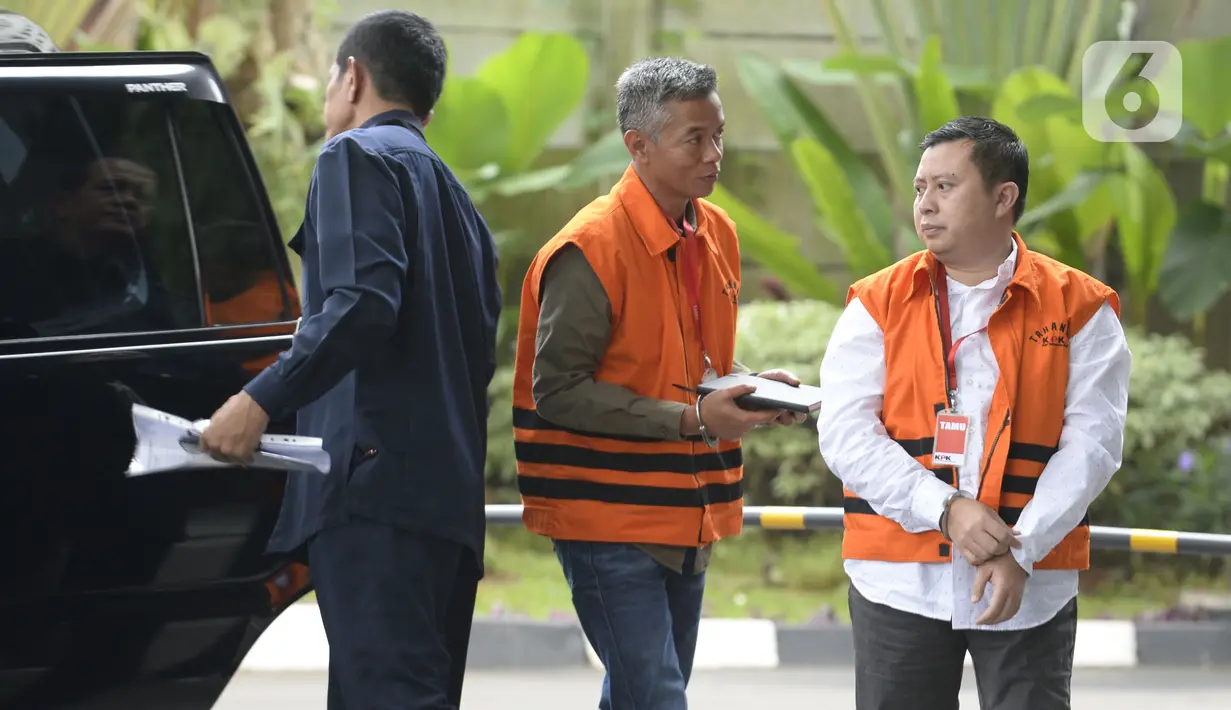 Mantan Komisioner KPU, Wahyu Setiawan dan staf Sekjen PDIP Hasto Kristiyanto, Saeful Bahri  tiba di Gedung KPK, Jakarta, Rabu, (5/2/2020). eduanya diperiksa sebagai saksi terkait kasus dugaan penerimaan hadiah atau janji penetapan anggota DPR Terpilih 2019-2024. (merdeka.com/Dwi Narwoko)